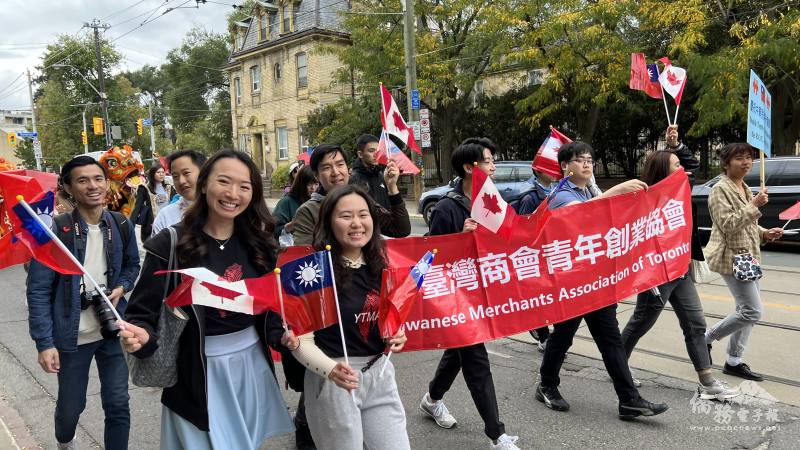 多倫多臺灣商會青年創業協會會長王尹詩（左2）帶領會員們一起參加慶祝中華民國112年雙十國慶大遊行。