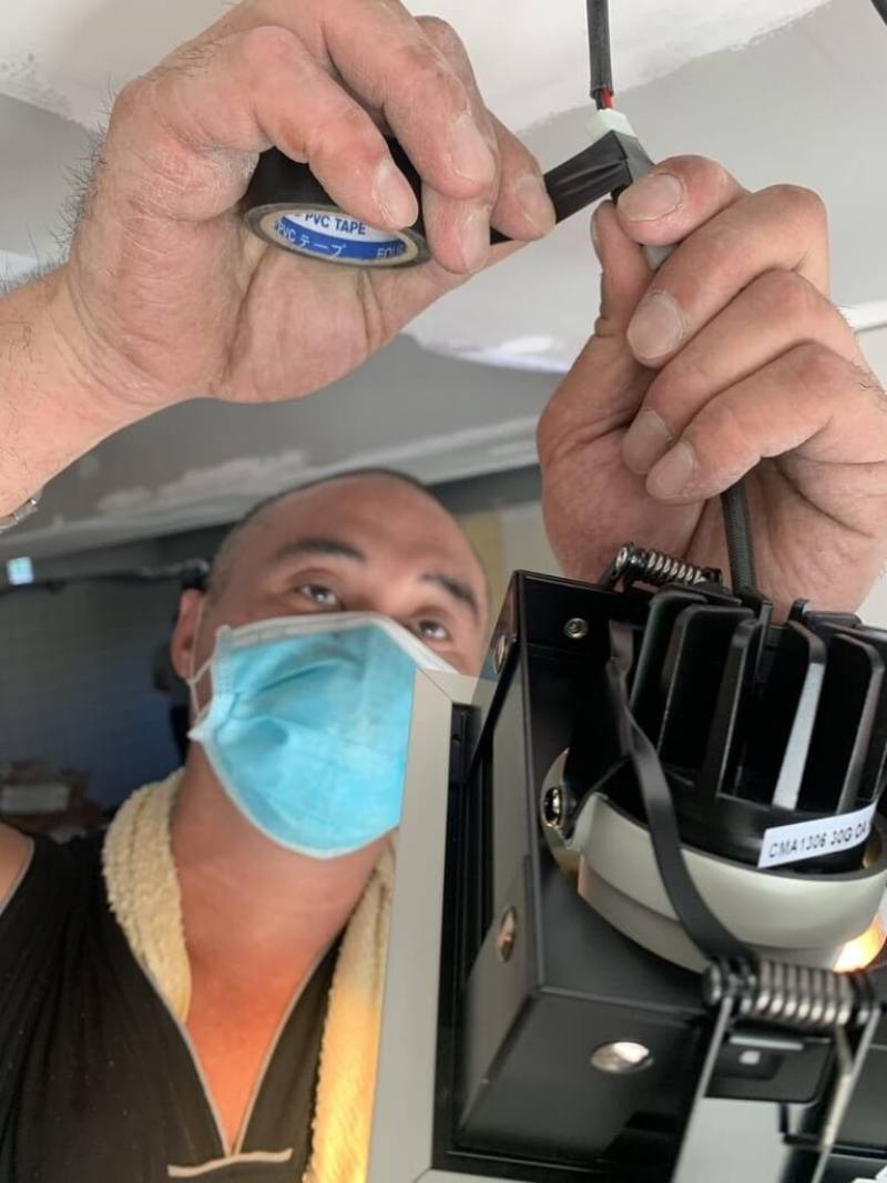 35歲的林淵渟透過職訓累積水電技能，甚至連闖27個工地盼能「出師」，歷經2年多的學徒生活，終於自行創業、成為6人公司的老闆。（林淵渟提供）