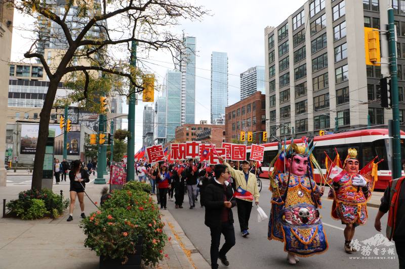 全程歷時1個半小時的多倫多僑界慶祝中華民國112年雙十國慶大遊行，在2尊電音三太子及「慶祝中華民國國慶」木牌的帶領下，隊伍自Metro Hall 廣場出發，穿越多倫多巿中心熱鬧街道。