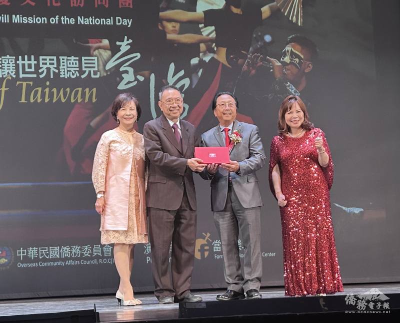 訪團團長田詒鴻夫婦(左1、2)致贈感謝禮盒給南加州國慶文訪團籌委會召集人羅省中華會館主席李金生(右2)、秘書長陳玲華僑務諮詢委員(右1)