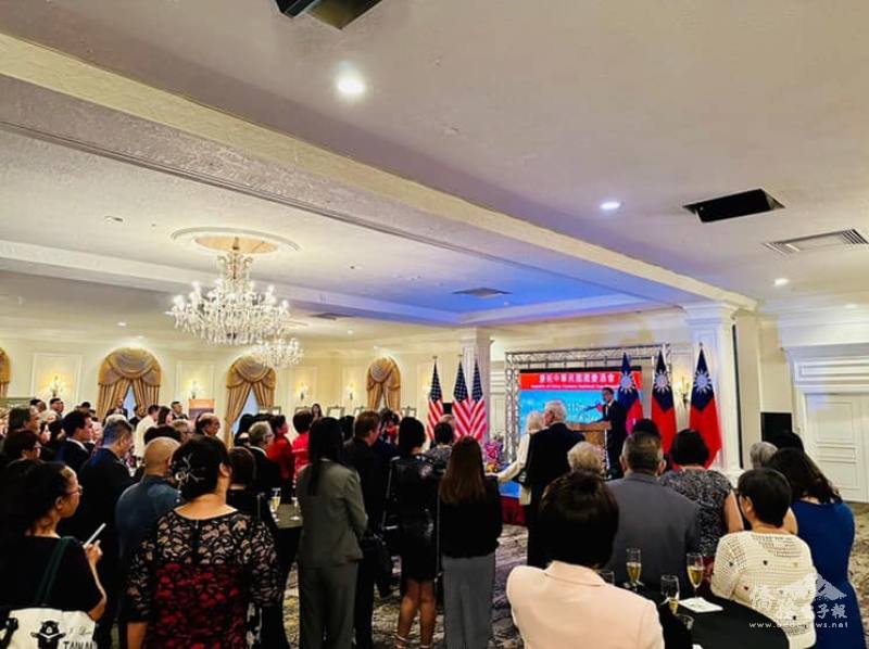 周啟宇國慶酒會開幕致詞（照片提供：邁阿密辦事處）