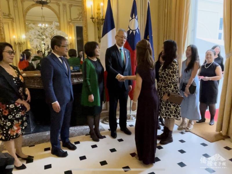 大使吳志中伉儷與顏公使嘉良伉儷與僑胞握手寒暄