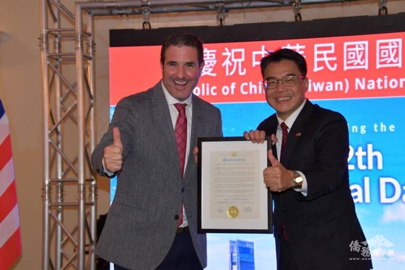 周啟宇與南佛州北灣村市（City of North Bay Village）市長Brent Latham合影（照片提供：邁阿密辦事處）