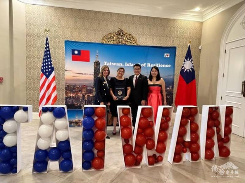 佛州聯邦參議員Marco Rubio選區主任Lea Padron(左一)及佛州聯邦參議員Rick Scott選區主任Christine Del Portillo (左二)前來祝賀（照片提供：邁阿密辦事處）