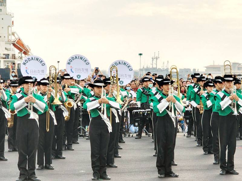 有「翡翠騎士」之稱的日本東京農業大學第二高等學校吹奏樂部訪台，8日下午在高雄港7號碼頭進行抵台後首場演出。