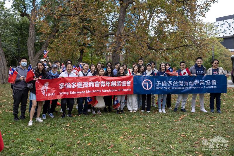 共同主辦今年遊行的多倫多臺灣青商專業協會及多倫多臺灣商會青年創業協會在國慶大遊行終點Grange公園合影留念。