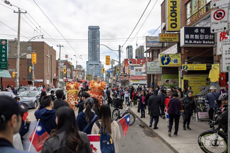 僑界慶祝雙十國慶大遊行隊伍吸引了許多多倫多街頭民眾駐足圍觀、拍照，為臺灣歡呼加油。