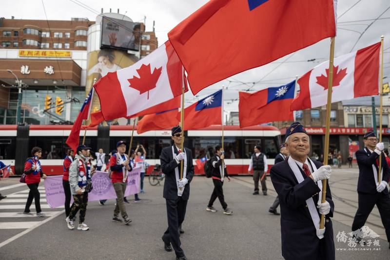 多倫多榮光聯誼會雄糾糾的旗隊參加僑界慶祝中華民國112年雙十國慶大遊行，中華民國國旗飄揚多倫多市鬧區。