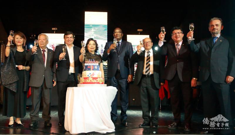 貴賓上臺舉杯祝賀中華民國112年生日快樂
（右起貝里斯名譽總領事、巴拉圭代辦、瓜地馬拉大使、海地大使、謝妙宏大使、阿根廷國會第一副議長、僑務委員林英忠、葛道爭 ）