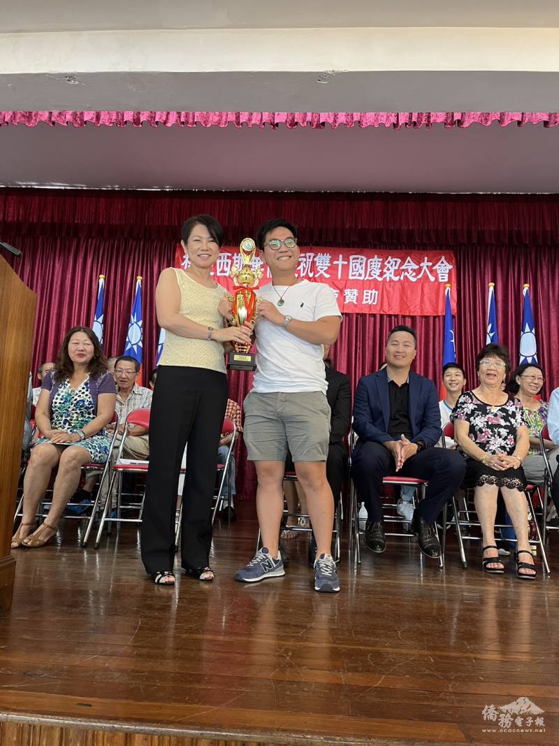 主任委員陳佳玲頒發各類競賽得獎隊伍之獎盃