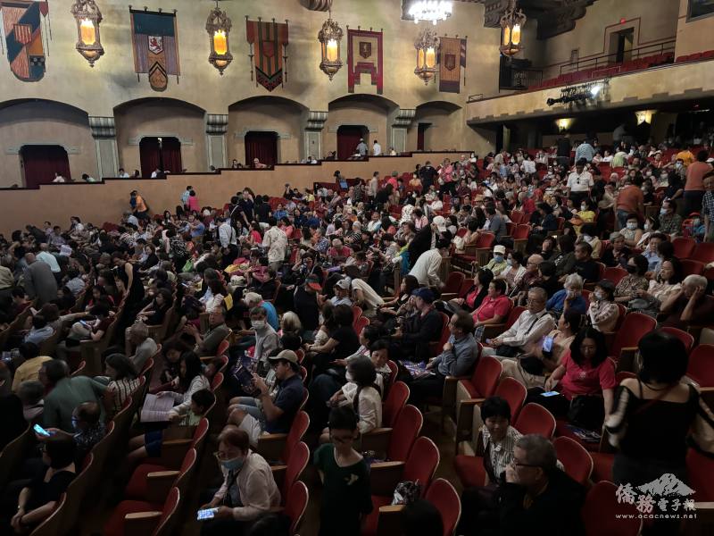 現場逾千名當地政要及僑胞到場觀賞