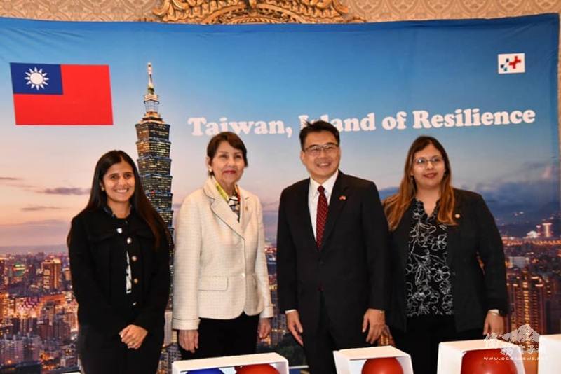 友邦瓜地馬拉總領事Rosa Maria Merida de Mora (左二)祝賀臺灣生日快樂（照片提供：邁阿密辦事處）