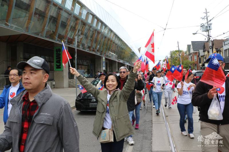 駐多倫多辦事處處長陳錦玲(中)、副處長洪松暉(左1)帶領所屬同仁及眷屬參加僑界慶祝中華民國112年雙十國慶大遊行。