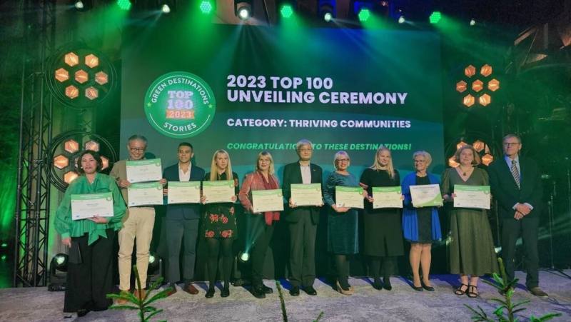 「2023全球百大目的地故事獎」9日在愛沙尼亞塔林頒發，台灣6個國家風景區管理處參賽全數獲獎，由交通部觀光署駐法蘭克福辦事處主任謝長明（中）代表領獎。（觀光署提供）