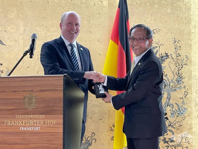 黑森州國務秘書貝克爾(Becker) 致贈黃瑞坤黑森州徽立獅紀念品，象徵臺德友誼長存