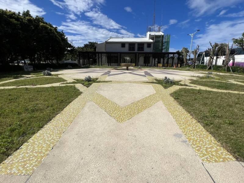 新竹市政府進行漁港周邊環境改善工程，懸日廣場、伊斯蘭庭園等區域已完成啟用，邀請民眾前來解鎖新景點。（新竹市政府提供）