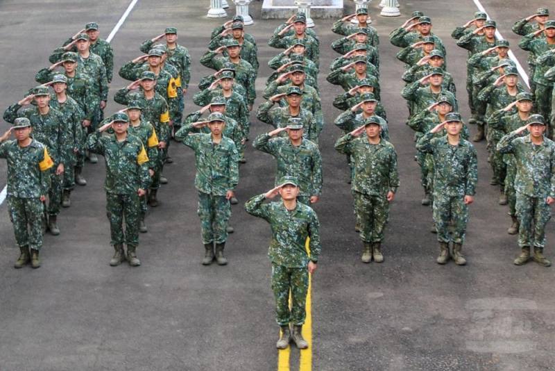 陸軍步兵第302旅舉辦「112年雙十國慶升旗典禮」。（陸軍第十軍團提供）