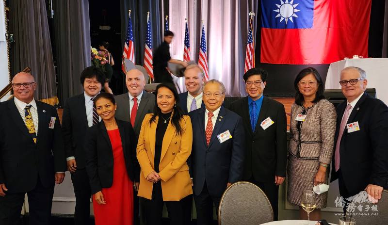 麻州政要參加雙十國慶酒會。 老人事務廳廳長陳倩 (右二起)，麻州眾議員陳德基、黃子安(前右)、Tran Nguyen (前中)、波士頓市議會議長Ed Flynn (後左三)，麥德福市議員曾御宸 (後左二)