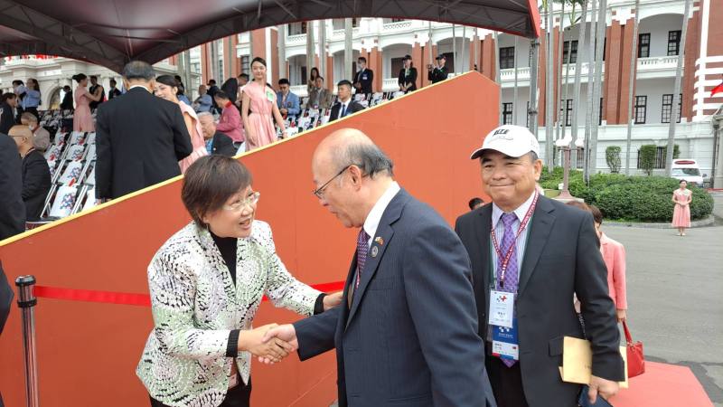 僑委會委員長徐佳青(左)向現場僑胞致意