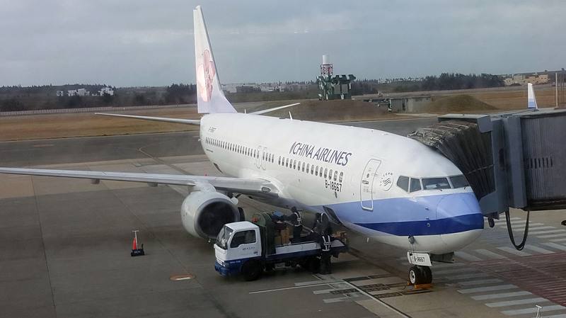 國慶4天連假來到最後一天，澎湖馬公航空站表示，10日澎湖飛台灣本島航班有47航班、4557個機位，航空公司並調度12架次大型客機支援疏運，幾乎班班客滿，目前登記候補逾百人。圖為2021年12月12日澎湖機場機坪中一架中華航空班機。