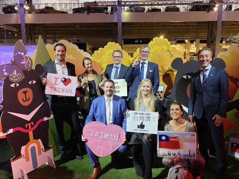 駐歐盟兼駐比利時代表處9日晚間在布魯塞爾汽車世界（Auto World）舉辦中華民國112年國慶酒會，出席來賓在Taiwan Corner與台灣黑熊合影留念。（駐歐盟代表處提供