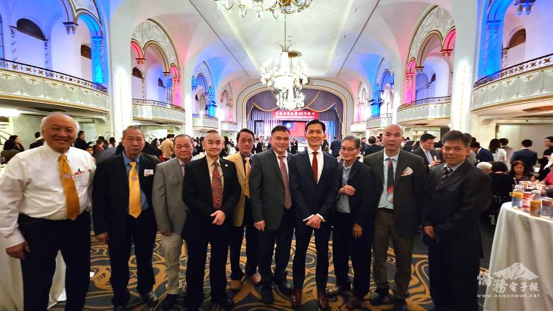 廖朝宏(右四)感謝陳任卓(左一)、黃超炎(右五)、李銳浩(右三)等人從羅德島州趕來參加雙十國慶酒會