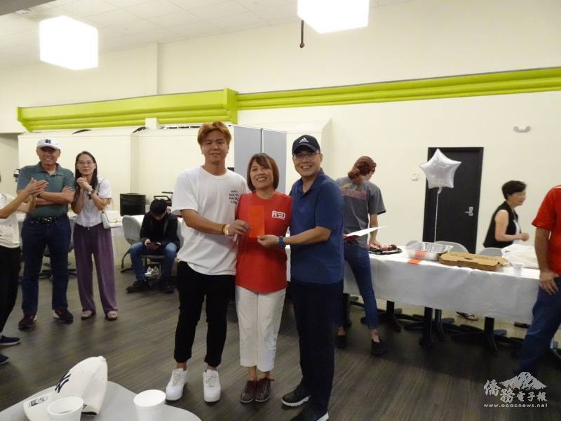 邁阿密青商會會長陳閔強（左一）優勝獲獎（照片提供：邁阿密臺灣商會）