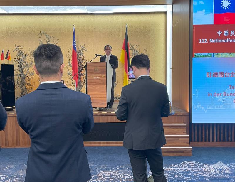 駐法蘭克福辦事處處長黃瑞坤致詞歡迎各界嘉賓出席，共同祝福中華民國臺灣風調雨順，國運昌隆，國泰民安