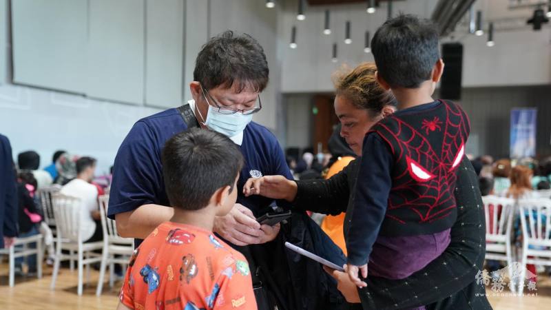 志工協助民眾查詢資料