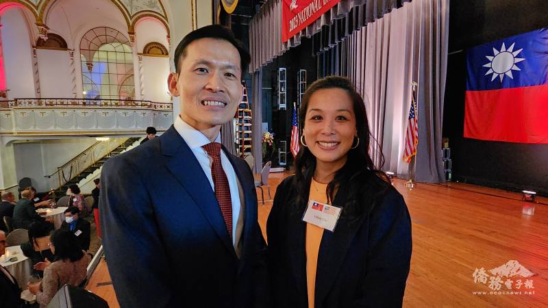 廖朝宏(左)和波士頓市長幕僚長朱為亭(右)利用機會交流