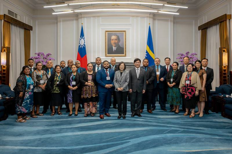 President Tsai poses for a photo with a delegation led by President Russ Joseph Kun.