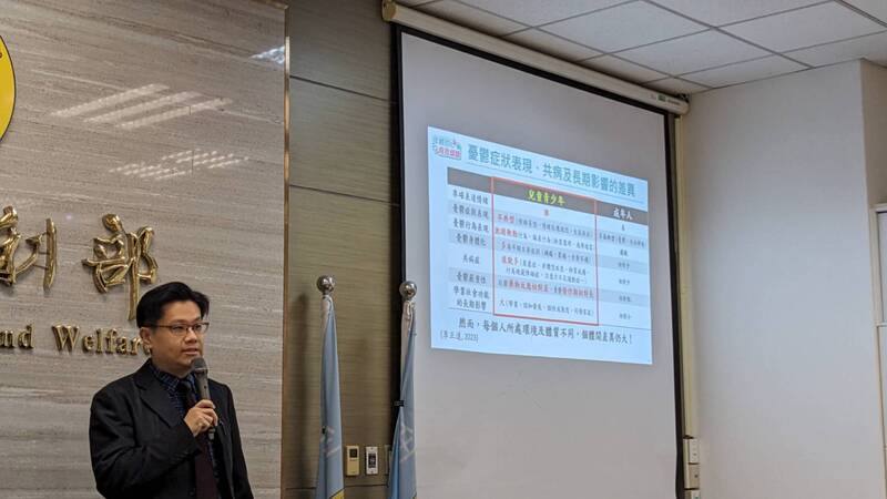 台北榮總社區復健精神科主任李正達日前在衛福部記者會表示，兒童、青少年憂鬱症表現較不典型，常以易怒、情緒反應激烈、生氣等方式表現。