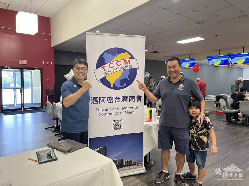 處長周啟宇（左一）與邁戴郡亞裔文化委員會主任Joshua Ho合影（照片提供：邁阿密臺灣商會）