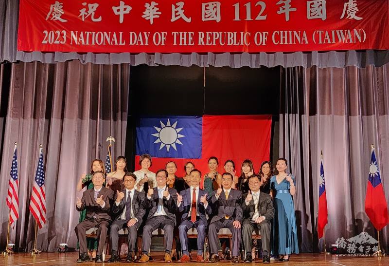 廖朝宏(前右三)、副處長施維鈞(前右二)、波士頓文教中心主任潘昭榮(前右一)等辦事處人員齊讚國慶