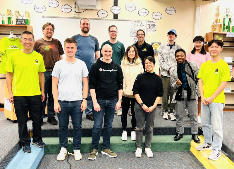 安娜堡臺灣華語文學習中心參加期中講座學生，與中心負責人葉劉崑（左一)、志工簡維江(右一）、老師詹珂瑜(右二)於講座結束後合影留念