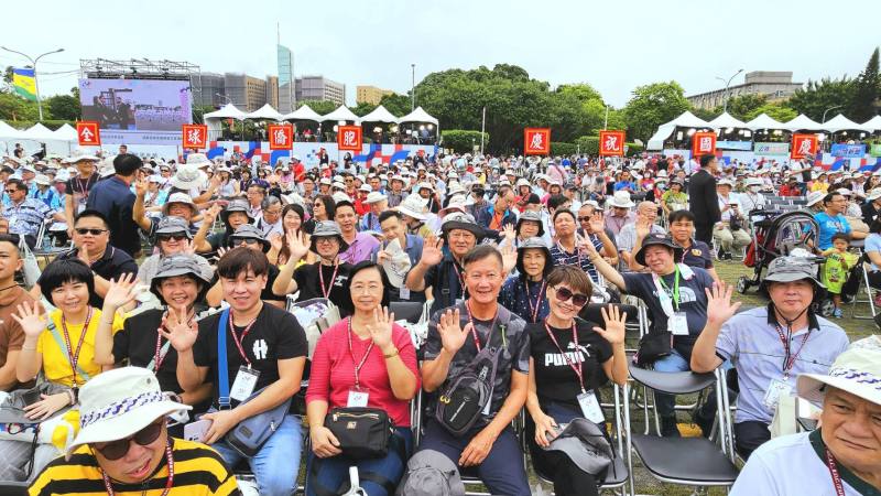 僑胞熱情返國參與國慶大會