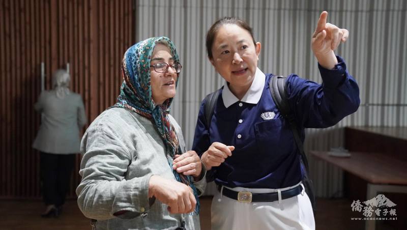 志工在會場內安撫民眾的情緒