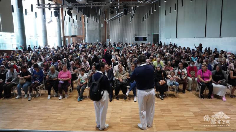 志工們將證嚴法師「日存五毛錢」的精神理念傳達給大家: 今日能夠幫助這麼多人都是由於眾人的愛點滴累積而成。