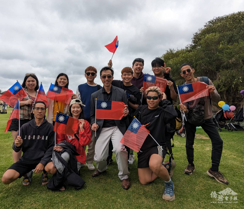 徐佑典與打工度假的臺灣青年合影