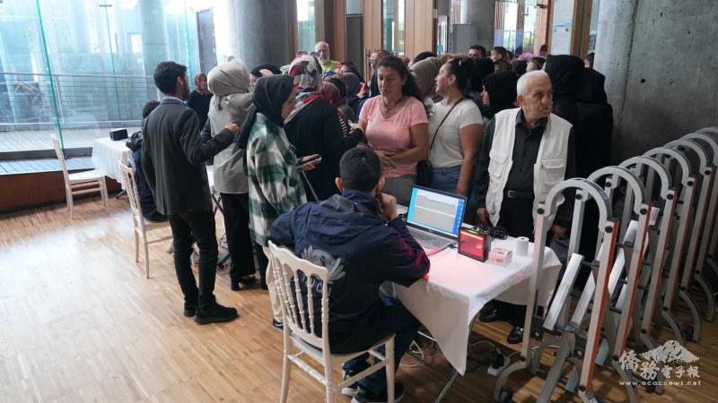 土耳其慈濟志工們經驗豐富，憑著熱誠的愛心將人們依序安排進入會場