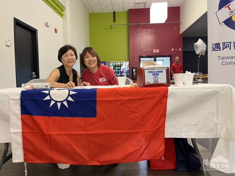 會長王怡婷（右一）及陳美華（左一）籌辦雙十活動並準備午餐供賓客享用（照片提供：邁阿密臺灣商會）