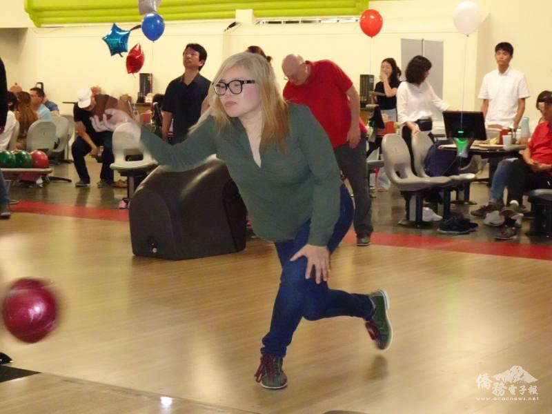 參賽者蔡玉芳竭盡全力求好成績（照片提供：邁阿密臺灣商會）