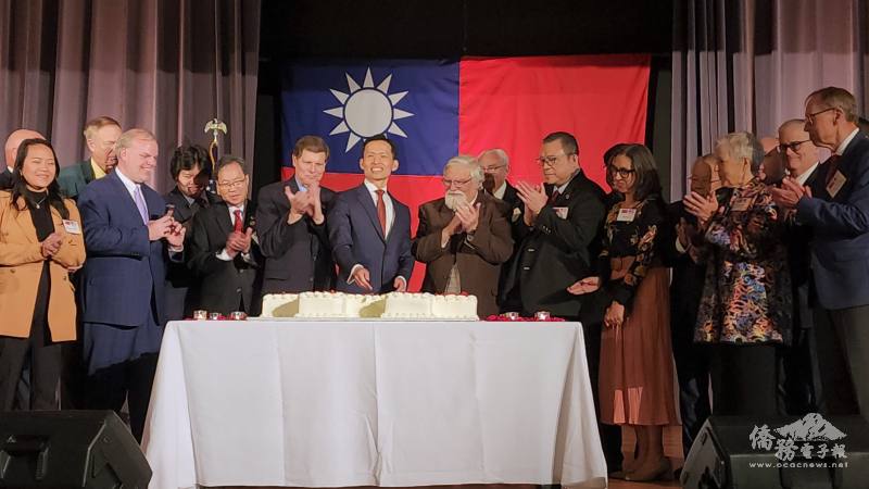 駐波士頓辦事處處長廖朝宏 (中) 和各州政要一起切雙十國慶蛋糕。中右三為波士頓僑務委員陳仕維，中左三為紐英崙中華公所主席雷國輝
