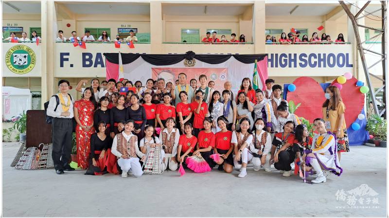 駐菲律賓代表處大使周民淦及夫人、菲華文教中心主任王映陽拜訪納卯國立邦戈高中（F. Bangoy National High School）