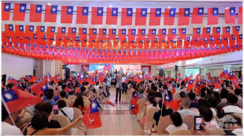 納卯場次雙十國慶晚會旗海飄揚