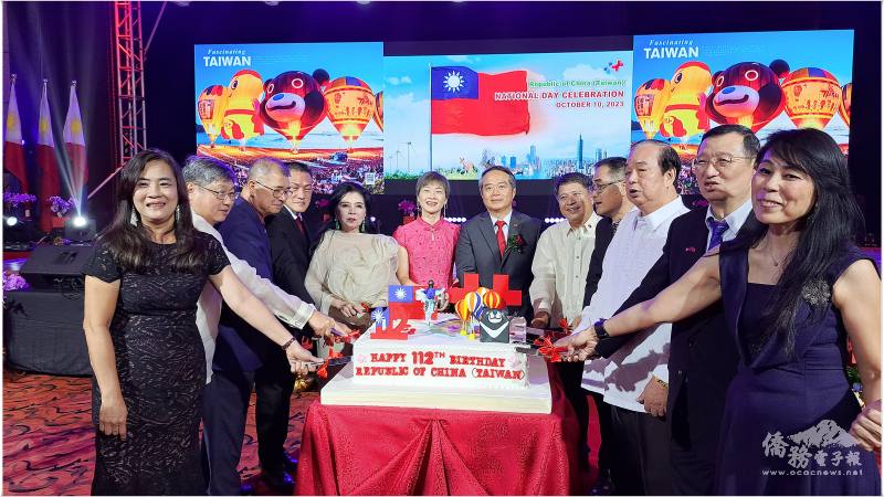 駐菲律賓代表處舉辦國慶酒會，邀請貴賓切蛋糕祝賀中華民國