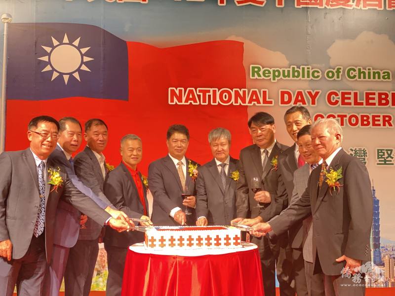 韓國耀偕僑務委員鄭文鴻、沈憲煜、謝明輝、蔡文瑞、張清水、亞洲臺商總會總會長許玉林、越南臺商總會總會長簡智明共同切蛋糕，舉杯祝賀中華民國國運昌隆