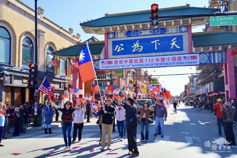 密西根僑胞的遊行隊伍所到之處，受到民眾熱情的歡呼