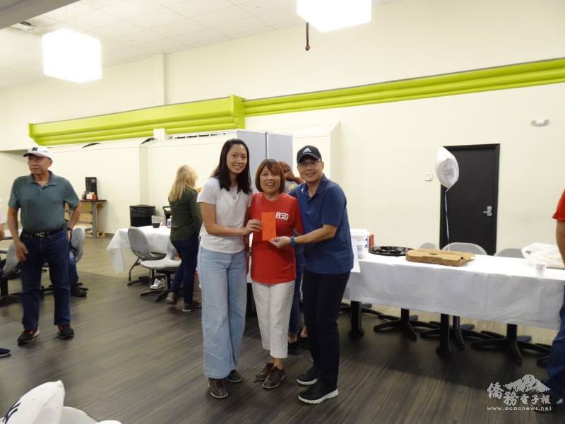 周啟宇與王怡婷頒獎給優勝者（照片提供：邁阿密臺灣商會）