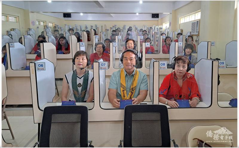 周民淦（中）、周夫人（左）與王映陽（右）在邦戈高中
視聽教室與學生一起聆聽中文教師教學示範